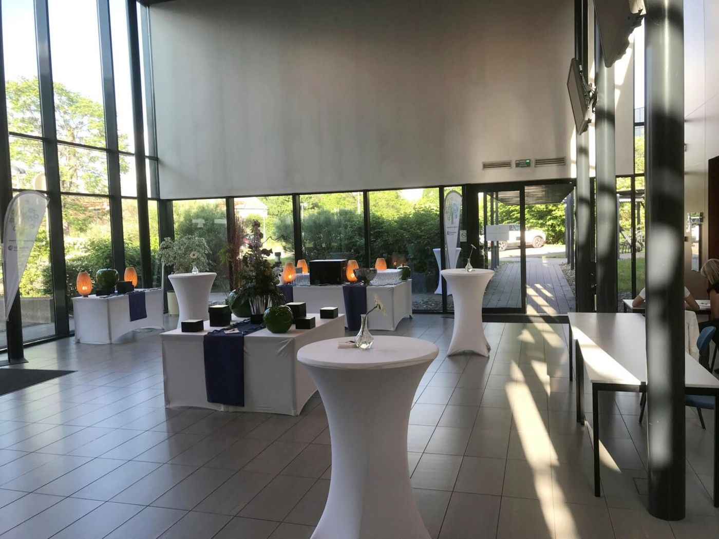 Hall d'accueil lumineux de L'Espace Auguste en configuration cocktail